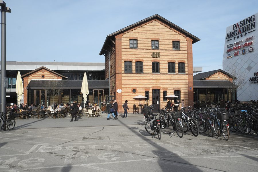 Altes Bahnhofsgebäude des Bahnhofs München-Pasing in Pasing