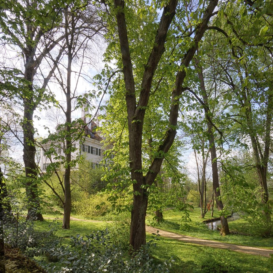 Fassade von Schloss Affing aus dem Park gesehen