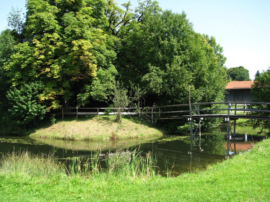 Turmhügel mit Wassergraben in Hechenberg