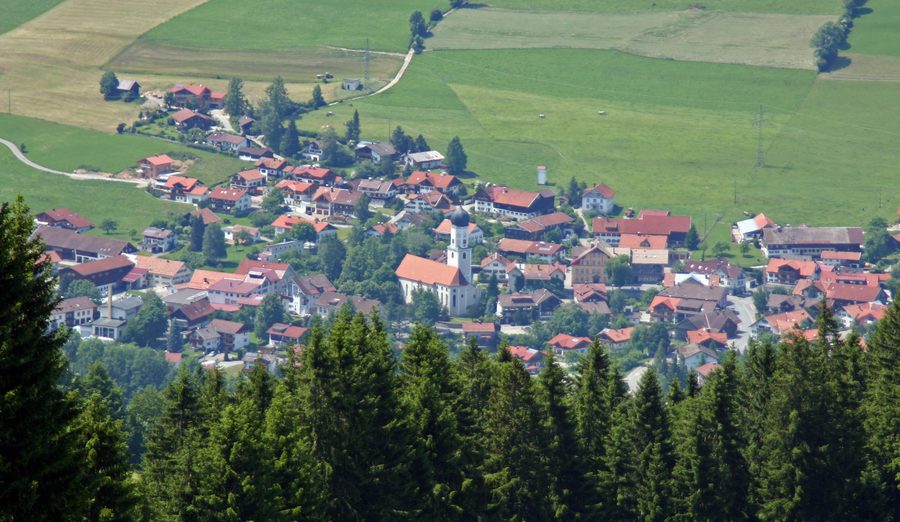 Ortskern von Rettenberg im Oberallgäu, vom Grünten aus gesehen