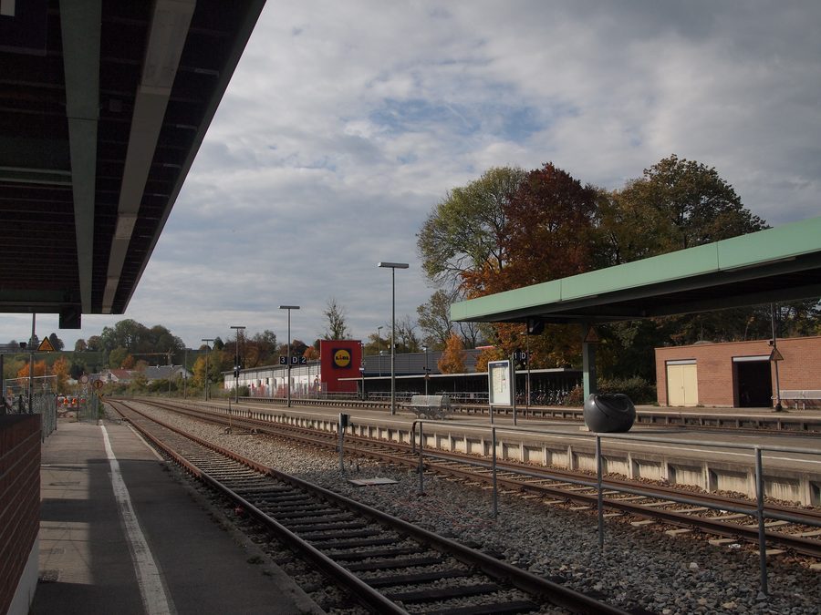 Blick von Bahnsteig 4 auf die Gleise im Bahnhof Kaufbeuren