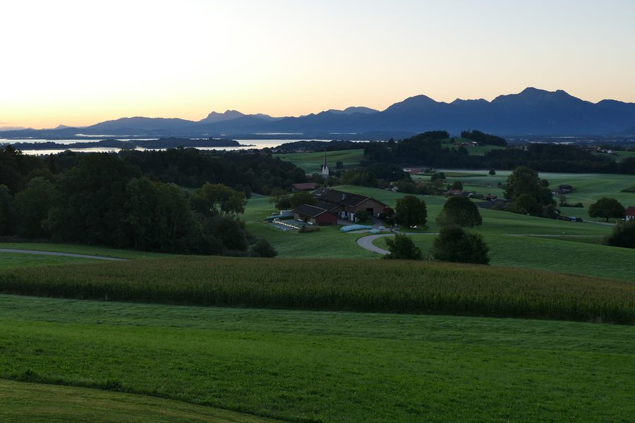 Sonnenaufgang über dem Chiemsee, aufgenommen von der Ratzinger Höhe bei Rimsting
