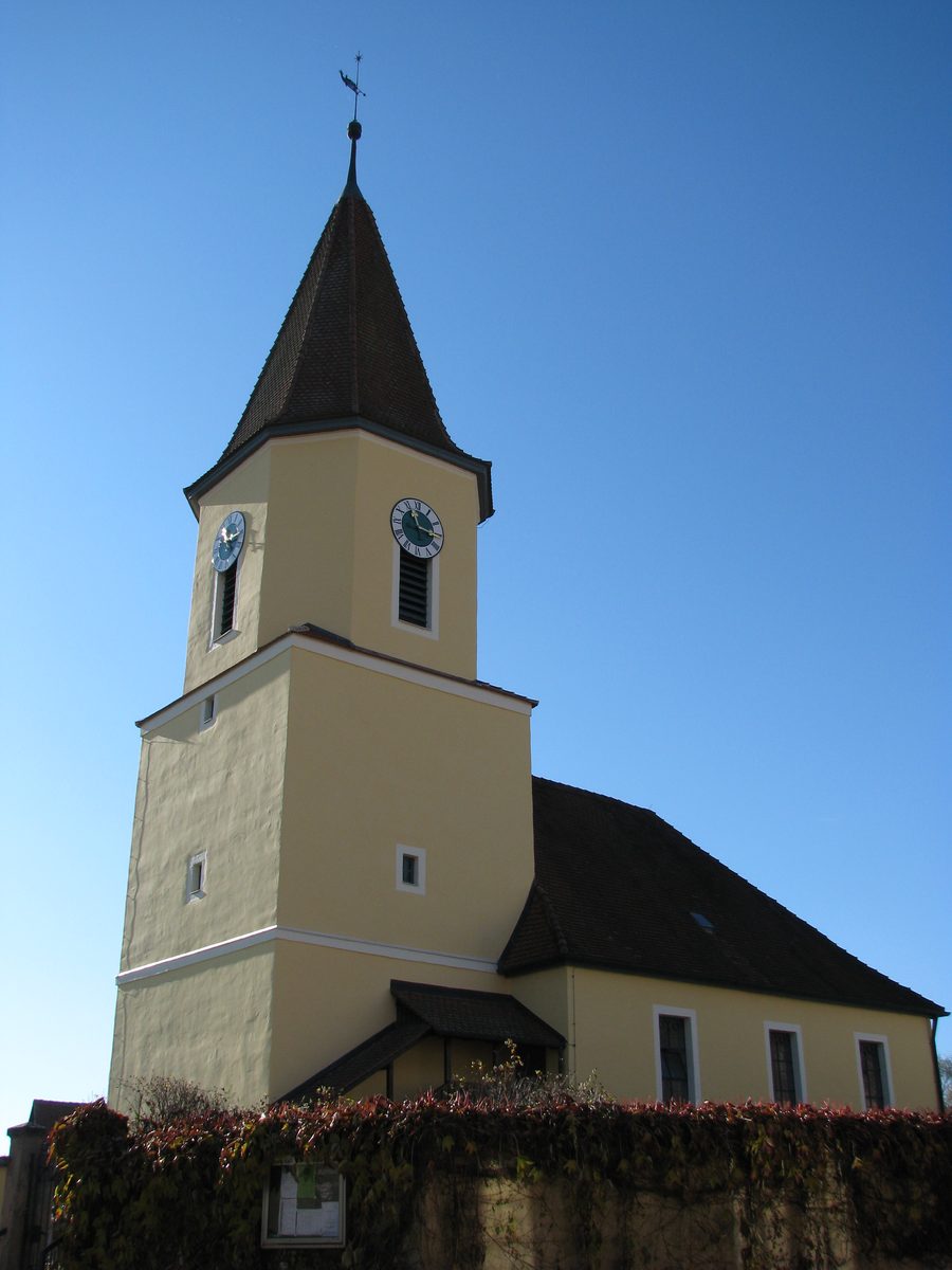 Außenansicht der Kirche St. Georg in Bergen im Landkreis Weißenburg-Gunzenhausen