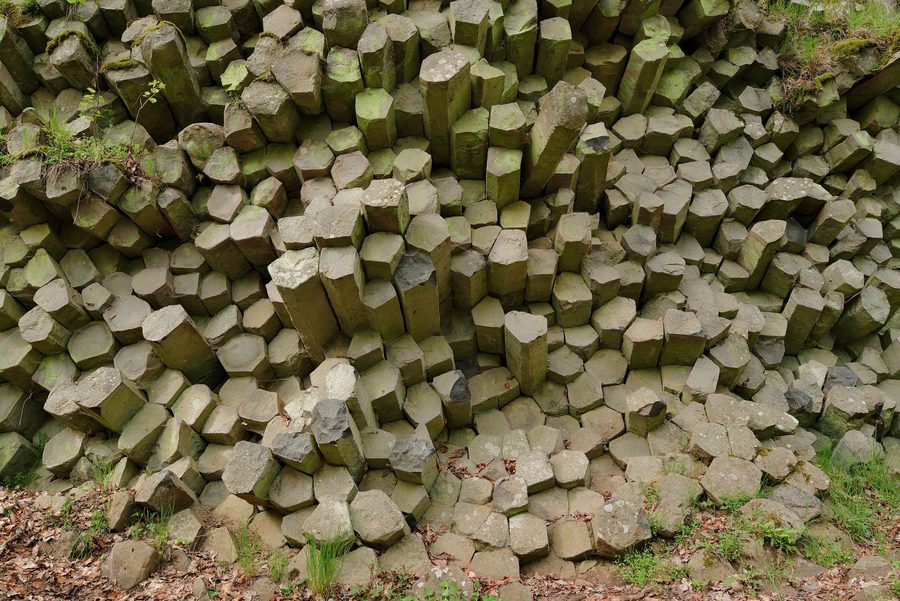 Basaltprismenwand am Gangolfsberg mit markanten senkrechten Basaltsäulen