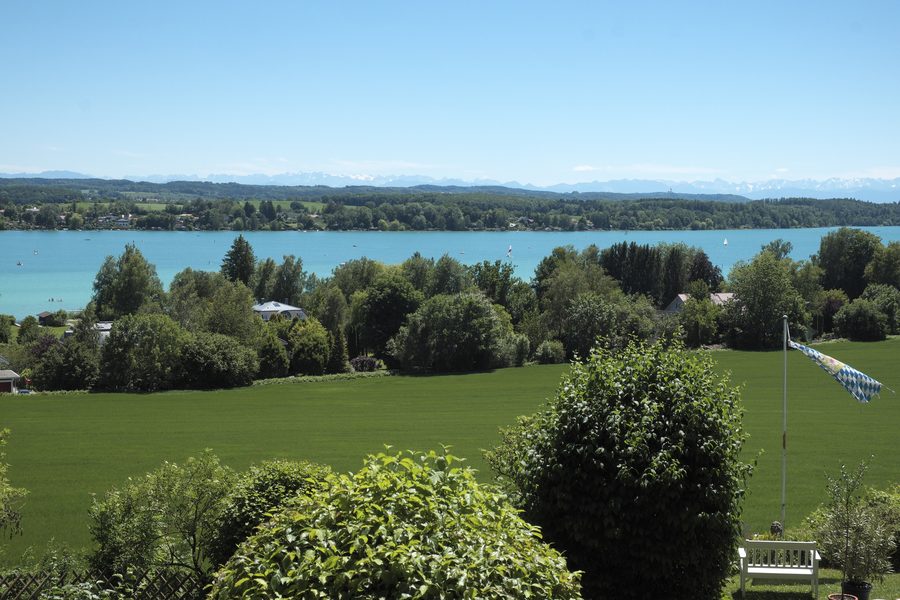 Blick von Walchstadt auf den Wörthsee und die Alpen
