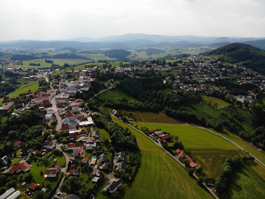 Luftaufnahme von Perlesreut mit Ortskern und umgebender Landschaft