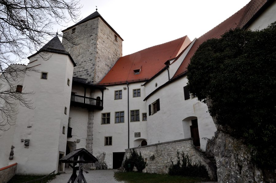Burg Prunn auf einem Felsen über dem Altmühltal bei Riedenburg
