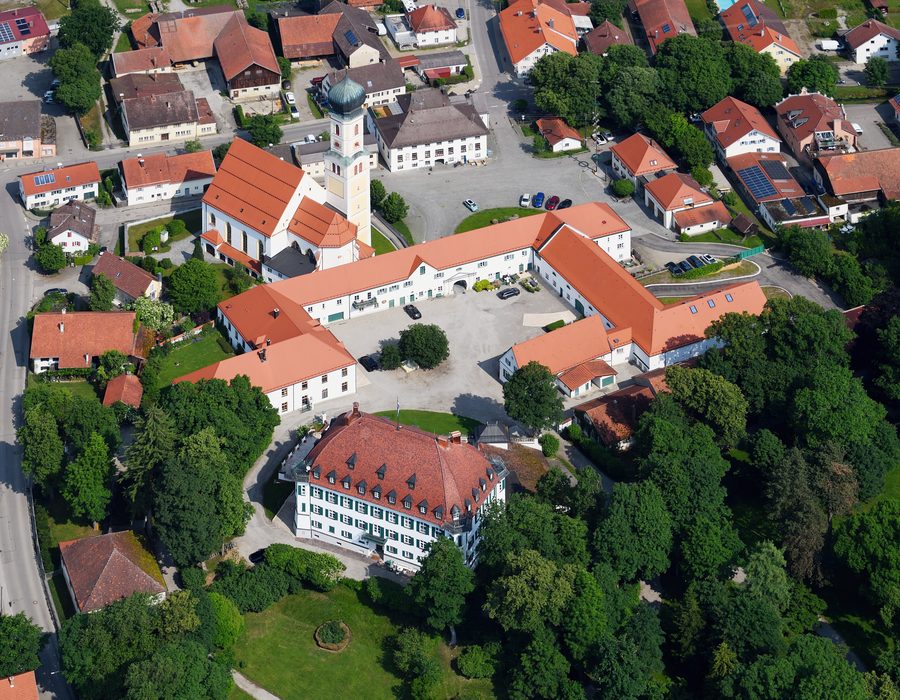 Luftaufnahme von Schloss Waal aus südöstlicher Richtung