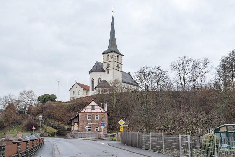 Kirche, Brauhaus und Pfarrhaus am Kirchberg in Schönau an der Brend
