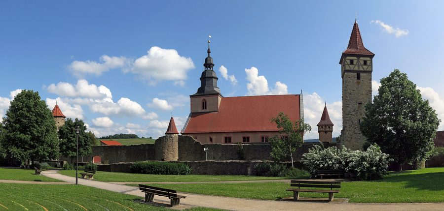 Kirchenburganlage in Ostheim vor der Rhön mit Ringmauer und Wehrtürmen