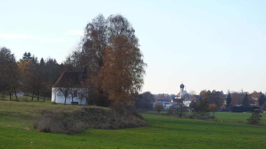 Hilgertshausen von Osten mit der Brünnlkapelle im Ilmtal