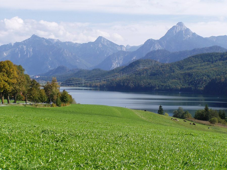 Blick auf den Weißensee bei Füssen in der Voralpenlandschaft