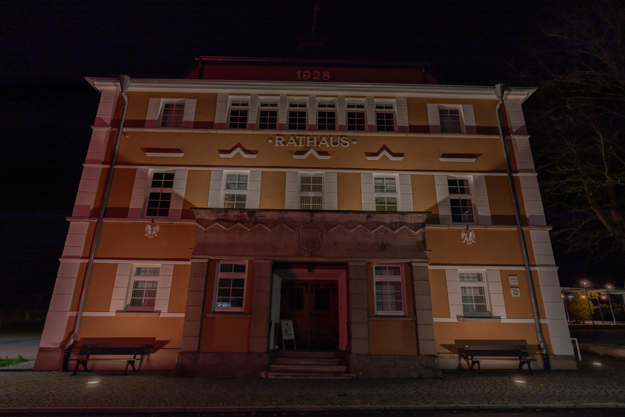 Rathaus von Schönwald in Bayern bei Nacht