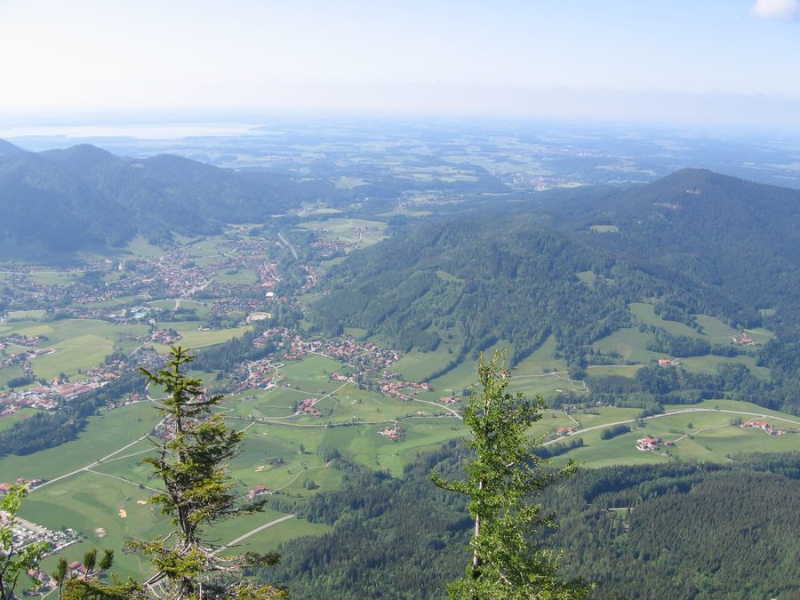 Blick vom Rauschberg in Richtung Ruhpolding und Chiemsee