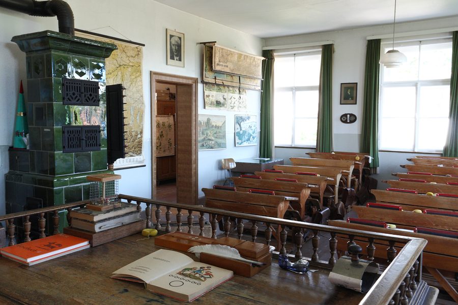 Historischer Klassenraum im Dorfschulmuseum Erkheim-Daxberg mit angrenzendem Lehrmittelzimmer