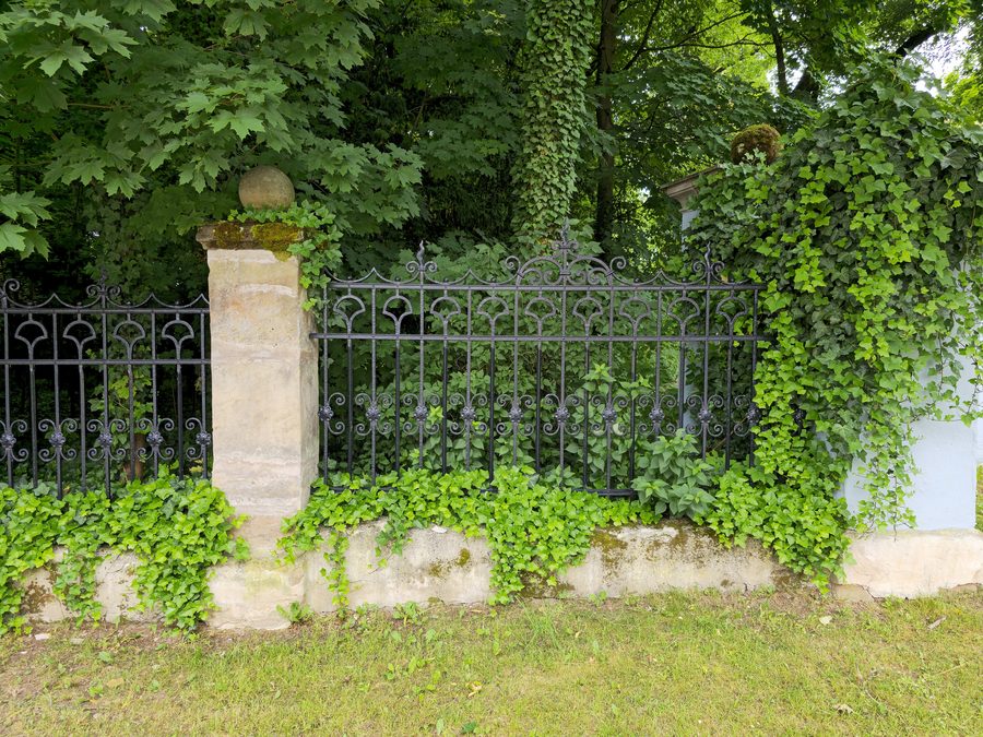 Schloss Neuendettelsau hinter einem Gartenzaun