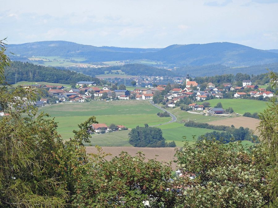 Walting im Gemeindegebiet von Weiding im Landkreis Cham, von Südwesten gesehen