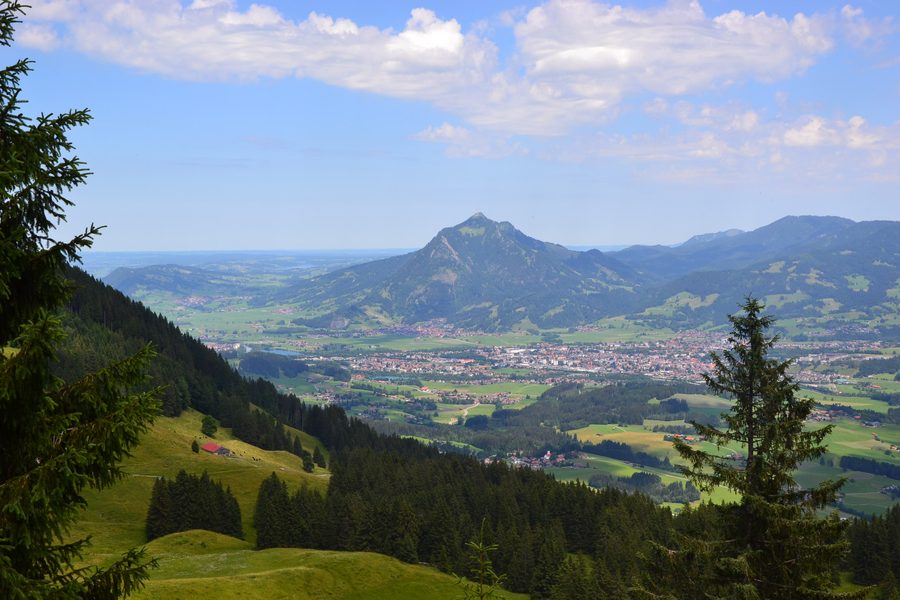 Blick auf Sonthofen im Oberallgäu mit der Stadt und der umliegenden Berglandschaft