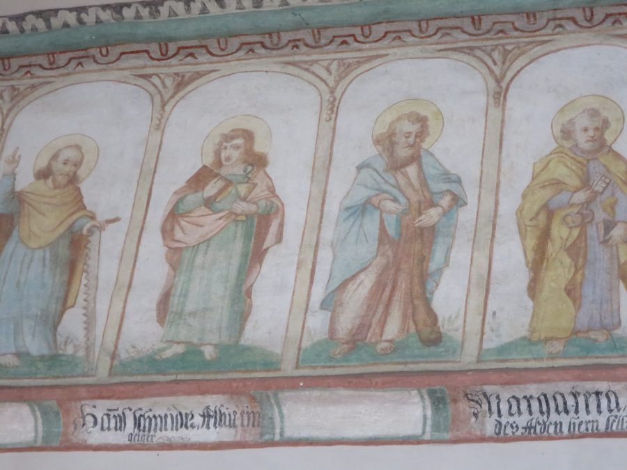 Innenansicht der Pfarrkirche Maria Himmelfahrt in Dietersburg mit spätgotischen Wandmalereien