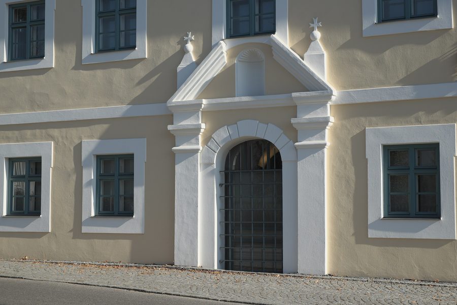 Ehemaliges Gasthaus am Marktplatz 1 in Petershausen im Landkreis Dachau