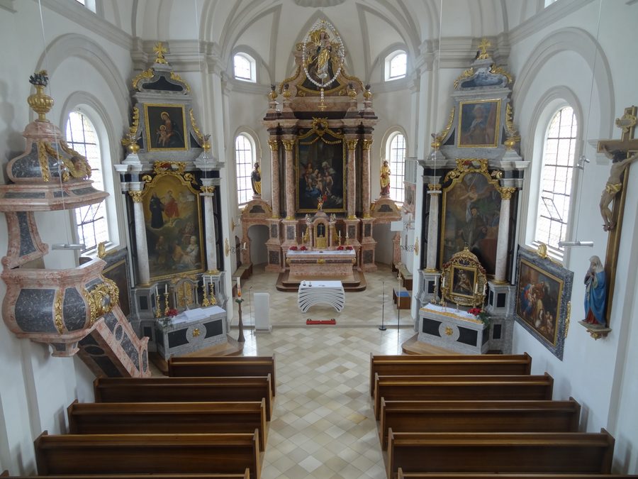 Innenansicht der Pfarrkirche St. Johann Baptist in Eching im Landkreis Landshut