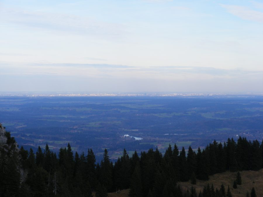 Blick vom Brauneck bei Lenggries über die alpine Landschaft nach Norden