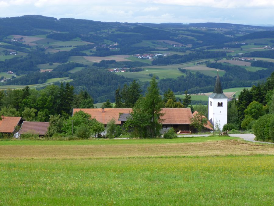 Blick auf den Ortsteil Gallner mit der Filialkirche St. Sixtus unterhalb des Gallnerbergs