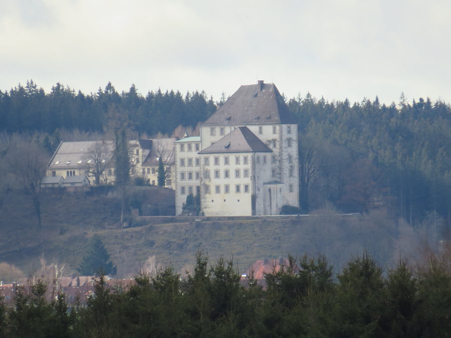 Hohes Schloss in Bad Grönenbach von der östlichen Talseite