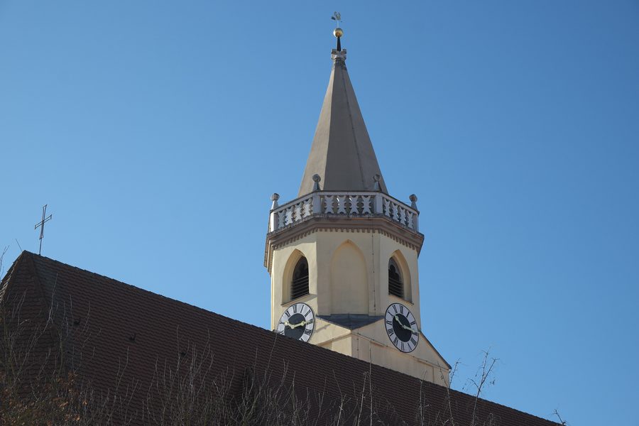 Katholische Pfarrkirche Mariä Himmelfahrt in Essenbach im Landkreis Landshut