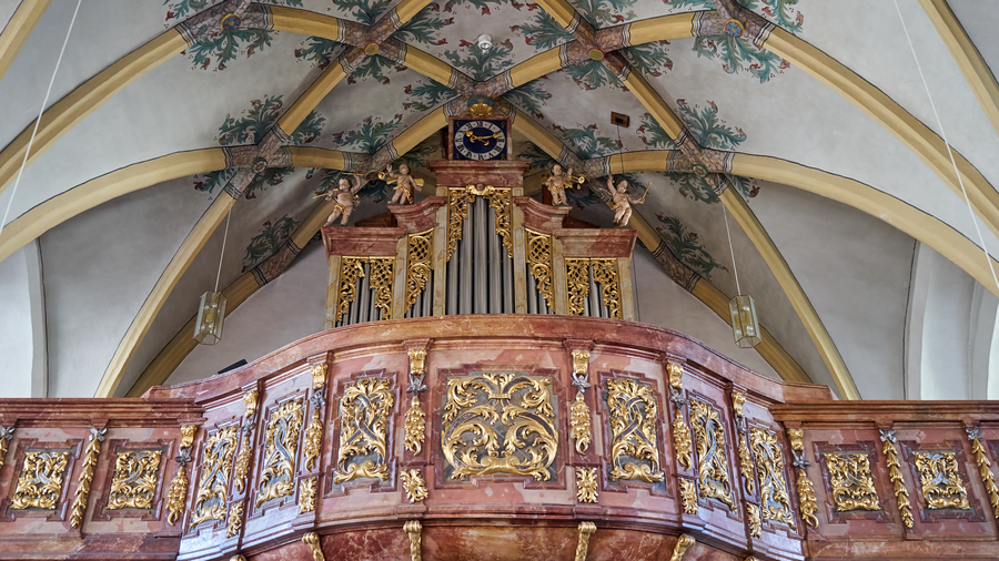 Empore mit Orgel in der Pfarrkirche Heiligste Dreifaltigkeit in Kößlarn