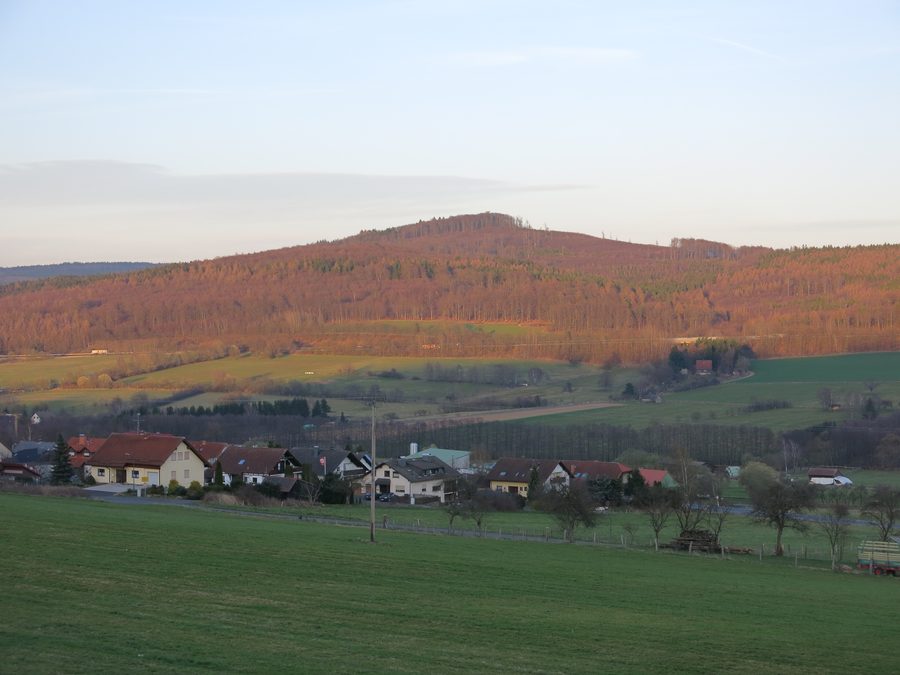Die Große Haube, auch Mottener Haube genannt, mit Aussichtsturm und Häusern von Heubach im Vordergrund