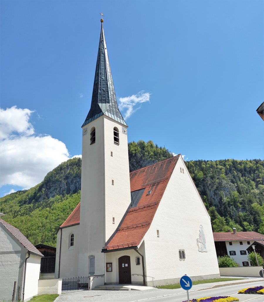 Außenansicht der Kirche Mariä Sieben Schmerzen in Oberwössen
