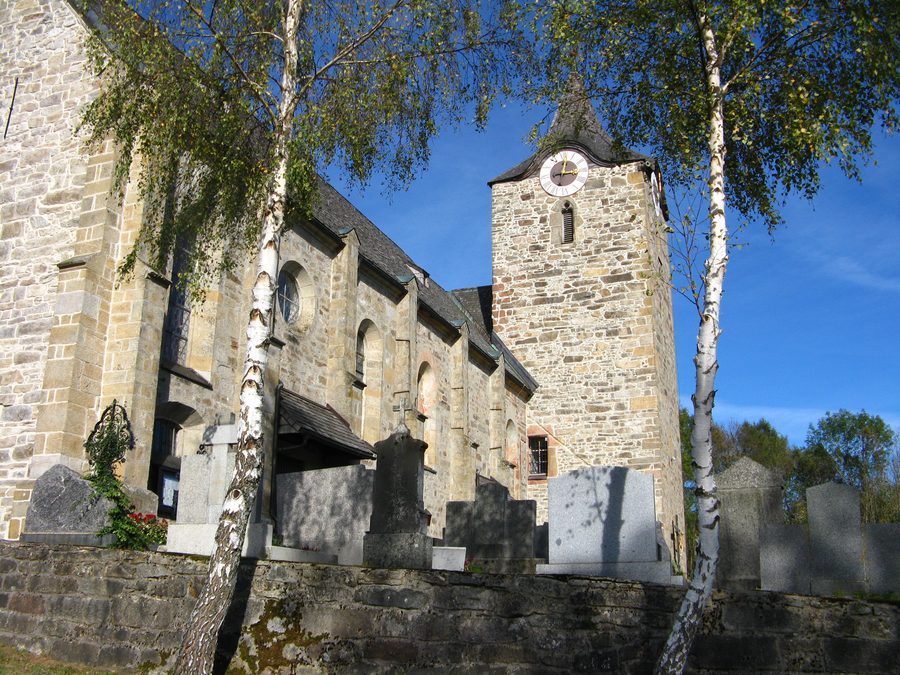 Außenansicht der katholischen Pfarrkirche St. Gotthard in Kirchberg im Bayerischen Wald