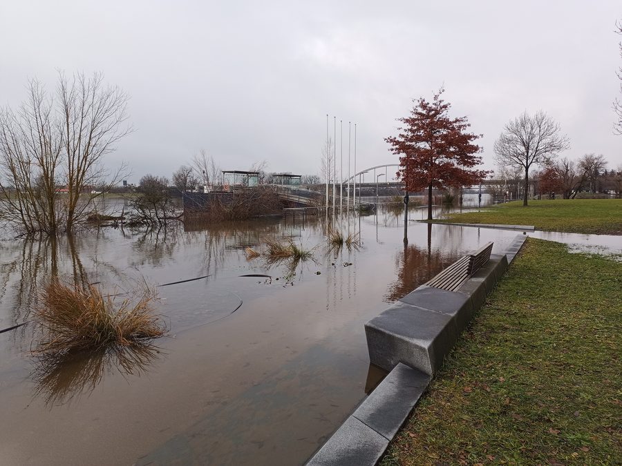 Donaupromenade in Deggendorf zwischen Ruderhaus und Schiffsanlegestelle