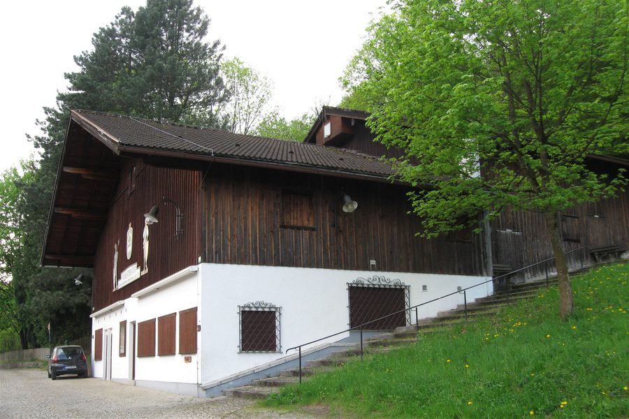 Theaterstadl der Ritterschauspiele Kiefersfelden mit Bühnengebäude und Zuschauerraum