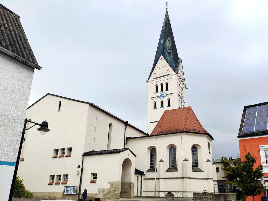 Außenansicht der katholischen Pfarrkirche St. Margaretha in Reichertshofen