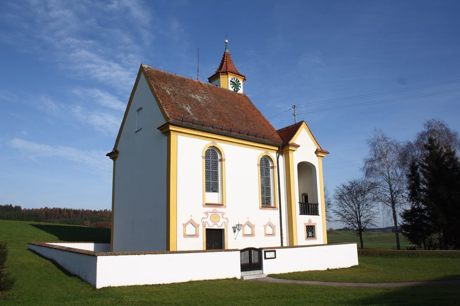 Kapelle St. Maria Magdalena in Eichenhofen, einem Ortsteil von Haldenwang im Landkreis Günzburg, Ansicht von Südwesten