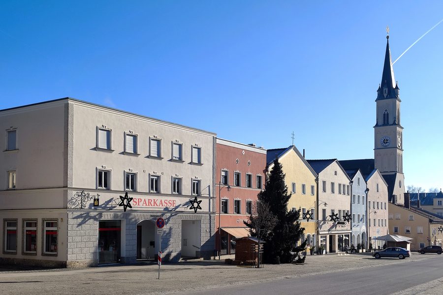 Stadtplatz von Neumarkt-Sankt Veit mit historischen Gebäuden