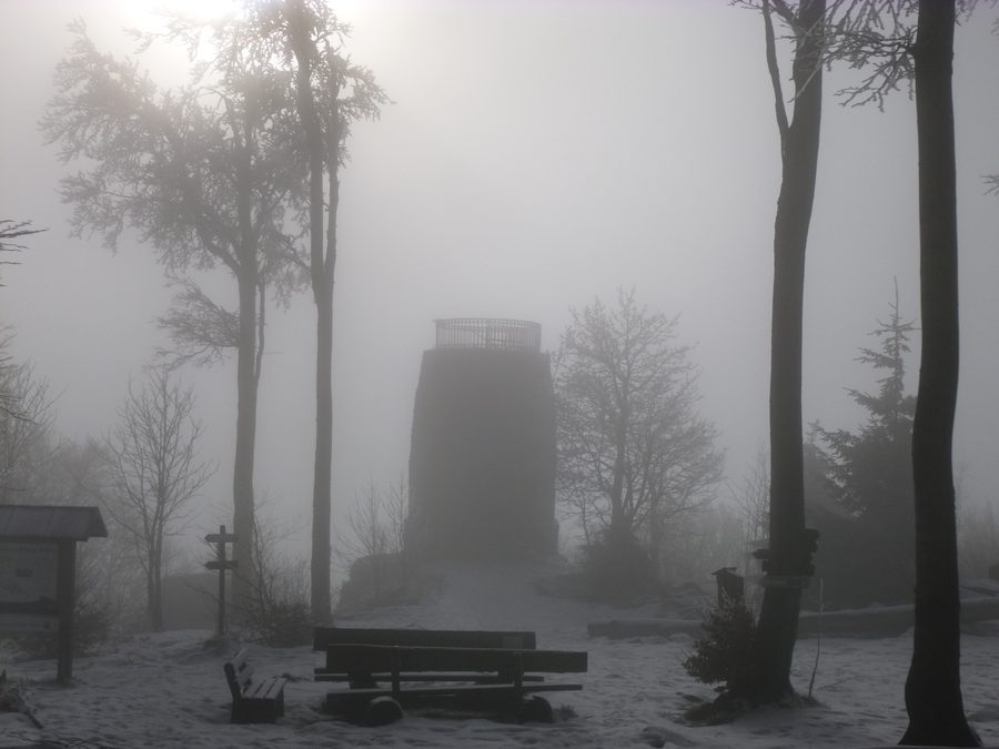 Aussichtsturm auf dem nebelverhangenen Gipfel des Hirschensteins im Bayerischen Wald