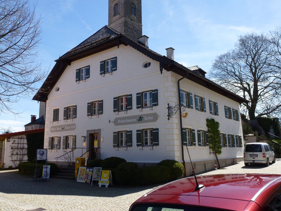 Ehemaliges Mesnerhaus mit Schopfwalmdach am Dorfplatz in Anger