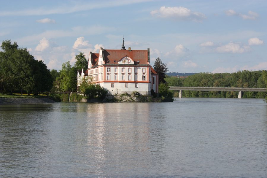 Der Inn bei Neuhaus am Inn mit Blick auf Schloss Neuhaus