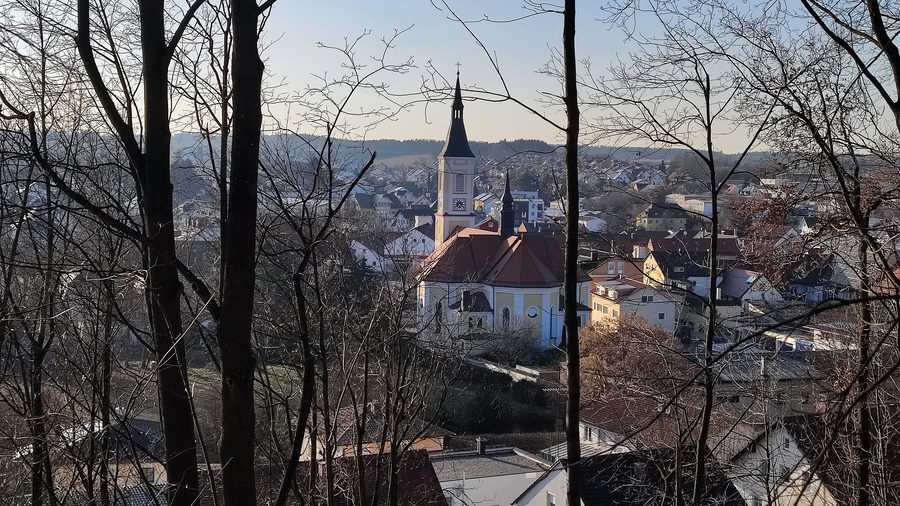 Blick vom Kapellenberg auf Ergoldsbach im niederbayerischen Landkreis Landshut