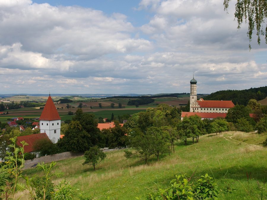Evangelische Kirche Sankt Georg und ehemalige Klosterkirche in Mönchsdeggingen, Ansicht von Süden