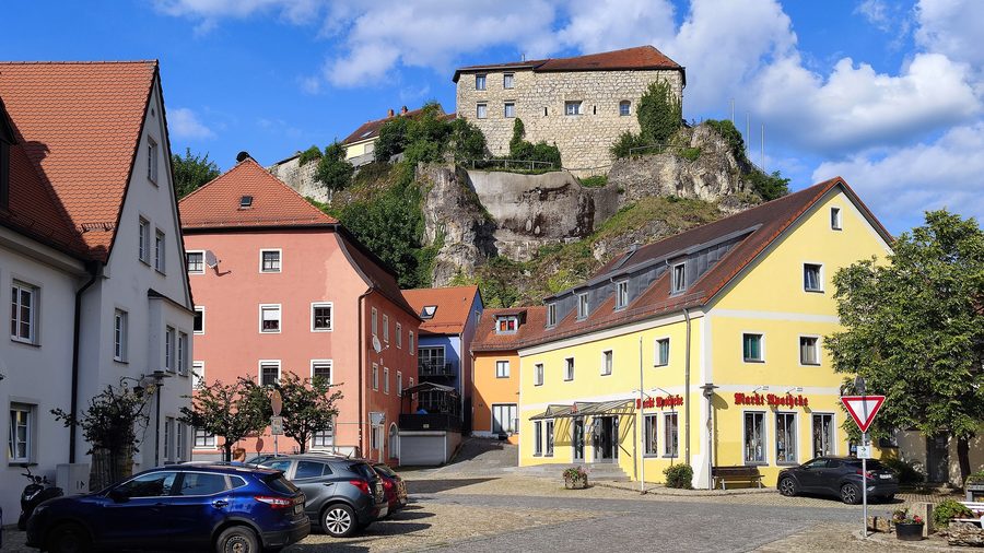 Marktplatz von Laaber mit der Burgruine auf dem Felsen darüber