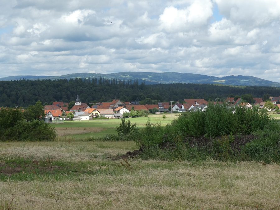 Landschaft bei Detter mit Teilen der Bayerischen Rhön und den Schwarzen Bergen im Hintergrund