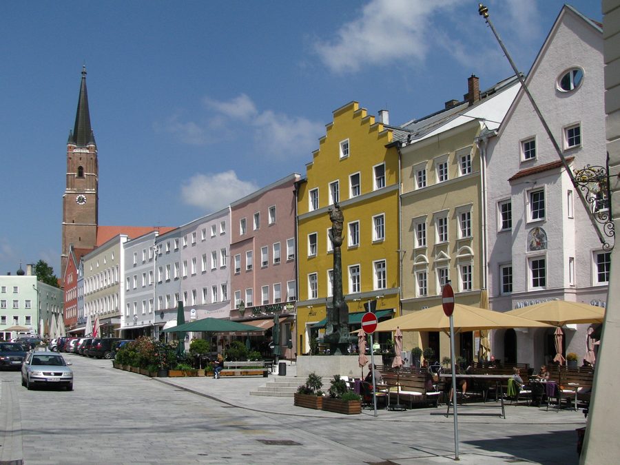 Stadtplatz Eggenfelden mit dem Marienbrunnen