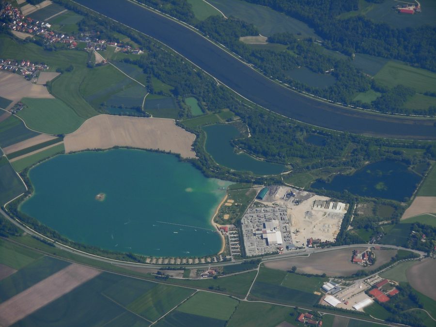 Wörther See im Gemeindegebiet von Wörth an der Isar mit der Isar im Hintergrund