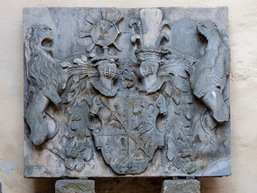 Wappenrelief im Innenhof der Kaiserpfalz Forchheim