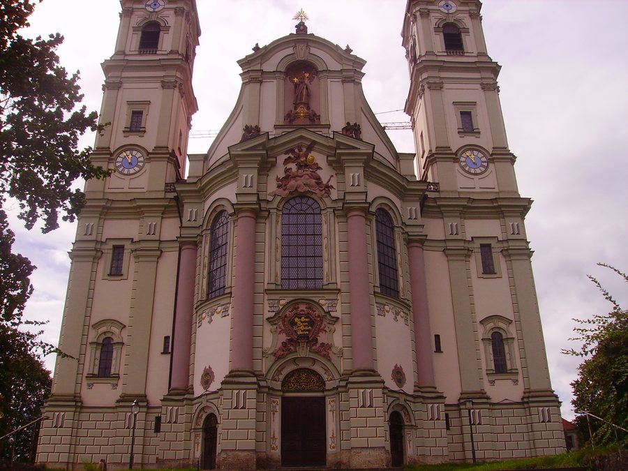Fassade der Klosterbasilika St. Alexander und St. Theodor in Ottobeuren
