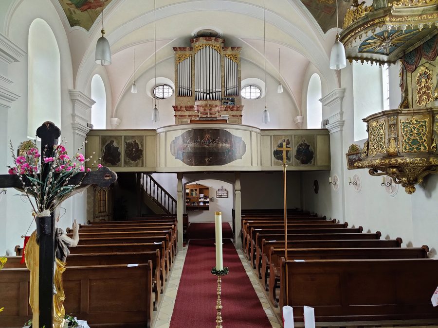 Außenansicht der katholischen Pfarrkirche St. Ulrich in Schwarzach bei Nabburg